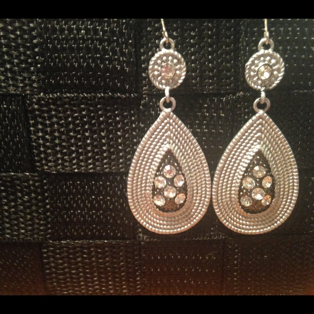 *NEW* Silver & Crystal Gorgeous Dangling Earrings - Picture 4 of 4